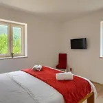 Villa Rustic Casa Mavretici With Pool In Motovun